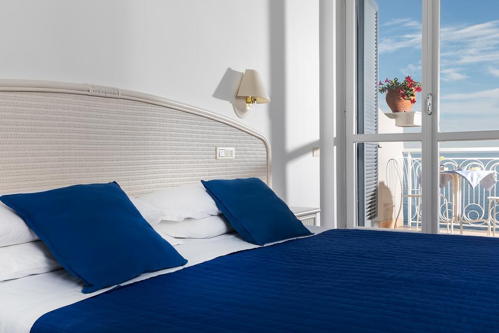 Doppel-/Zweibettzimmer mit Balkon und Meerblick